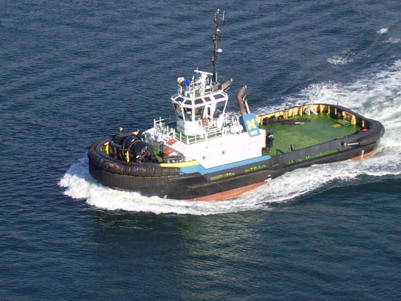 Tug SAAM Clyde under way at speed, seen from above